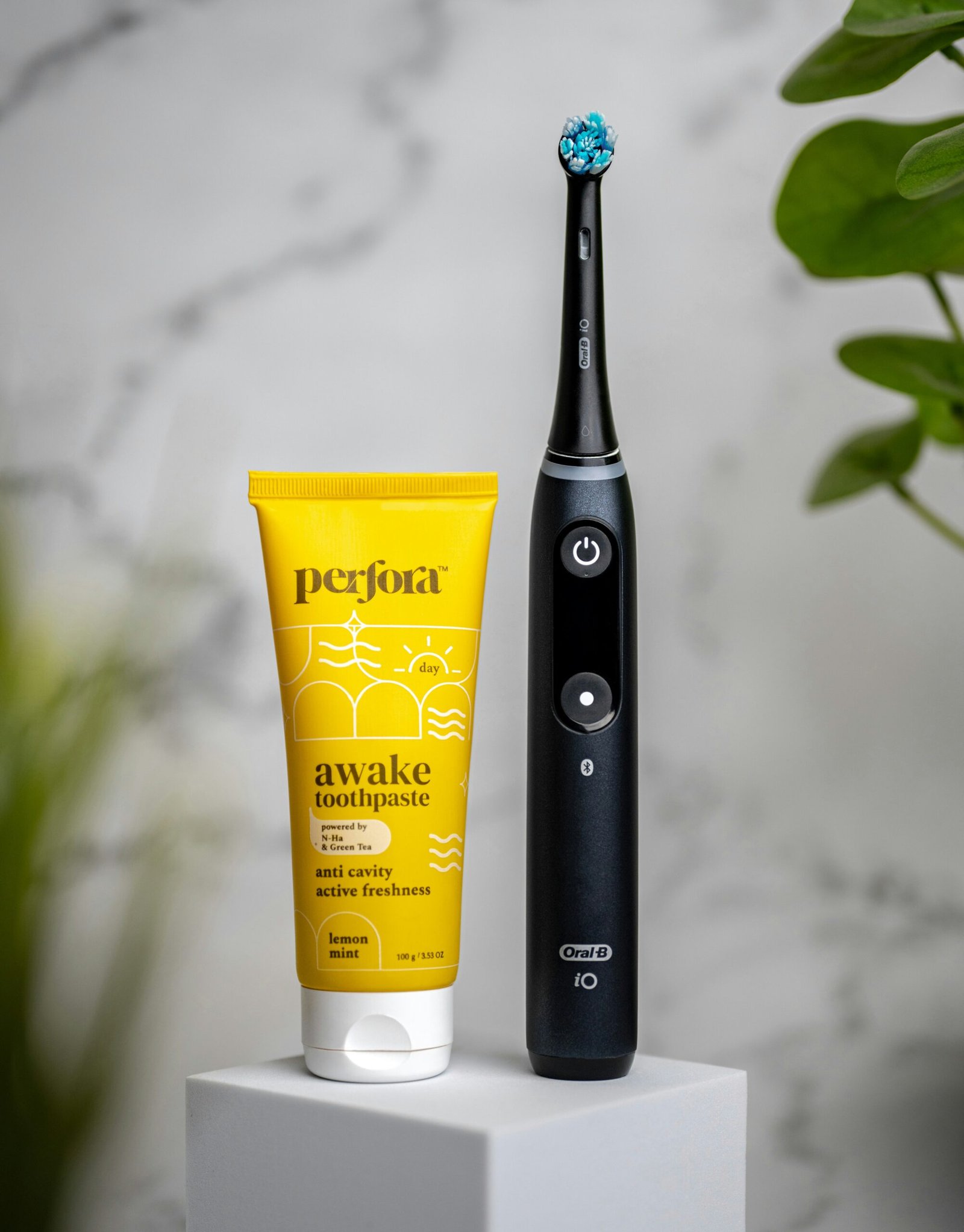 a black electric toothbrush next to a tube of sunscreen and a tube of Limpiadores de Dientes Eléctricos